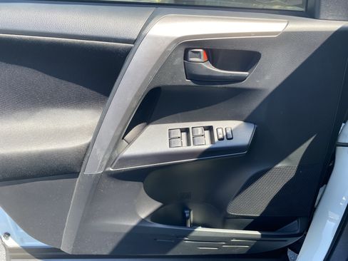 Used 2017 Toyota RAV4 LE FWD image 5