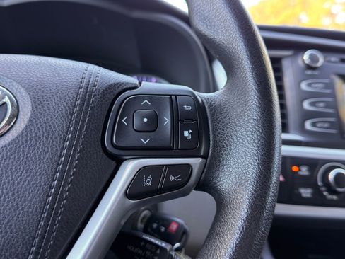 Used 2018 Toyota Highlander LE image 24