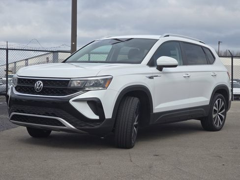 Used 2022 Volkswagen Taos SE image 3