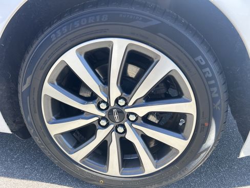 Used 2018 Lincoln Continental Premiere image 10