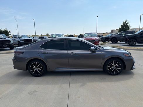 Used 2021 Toyota Camry SE FWD image 6