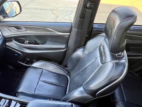 Used 2022 Jeep Grand Cherokee Overland w/ Luxury Tech Group IV image 14