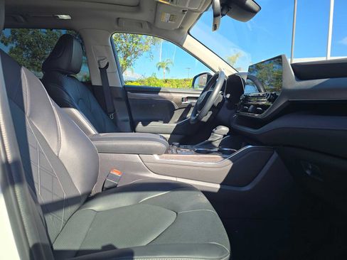Certified 2022 Toyota Highlander Platinum image 11