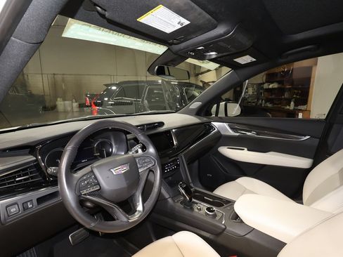 Used 2024 Cadillac XT6 Sport w/ LPO, Floor Liner Package AWD/4WD image 9