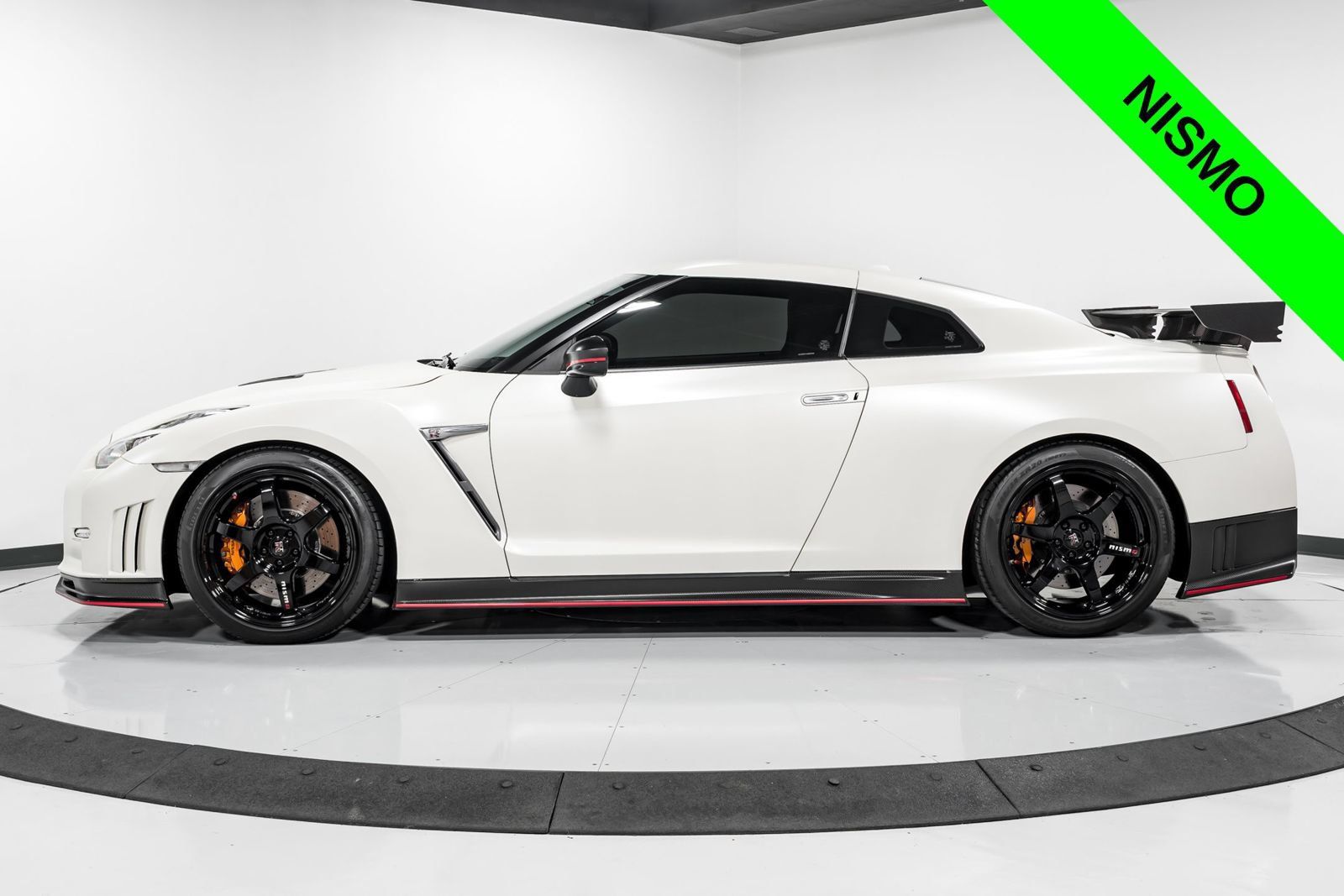 Used 2016 Nissan GT-R NISMO AWD/4WD image 7