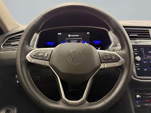 Used 2022 Volkswagen Tiguan SE image 16