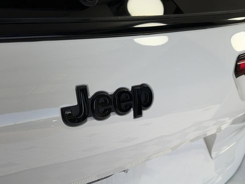 Used 2023 Jeep Grand Cherokee L Laredo image 18