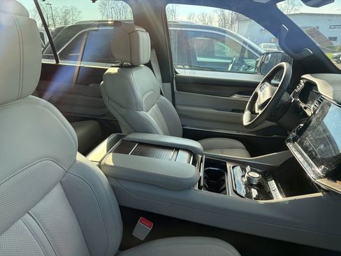 Used 2025 Jeep Grand Wagoneer 4WD image 11