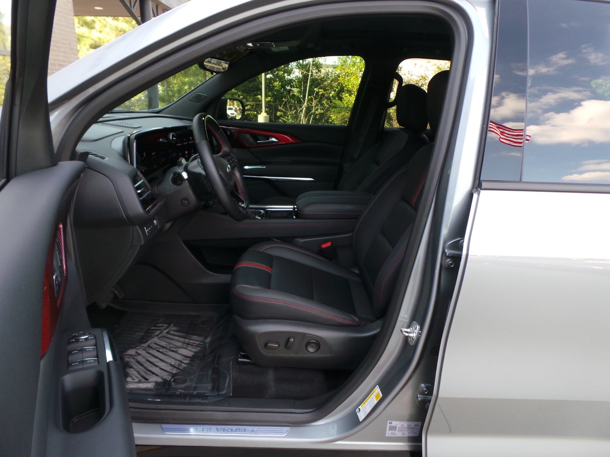 Used 2025 Chevrolet Traverse RS FWD image 29