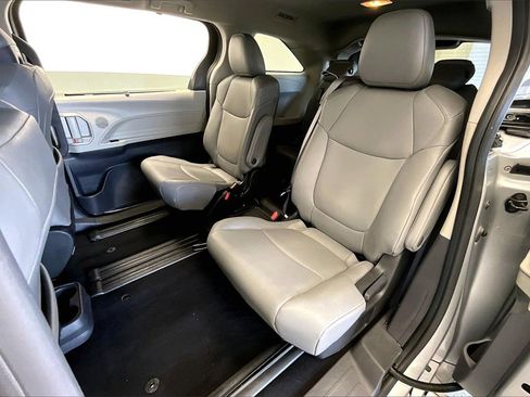 Used 2024 Toyota Sienna XLE image 27