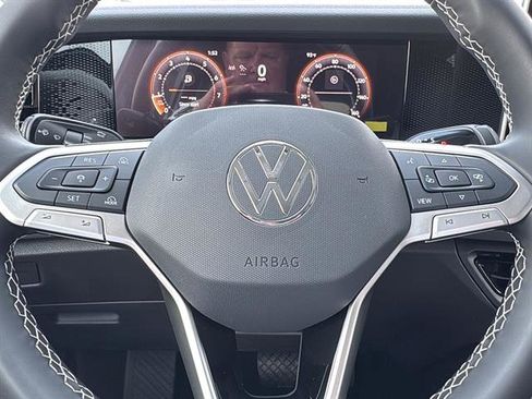 New 2025 Volkswagen Tiguan SE image 17