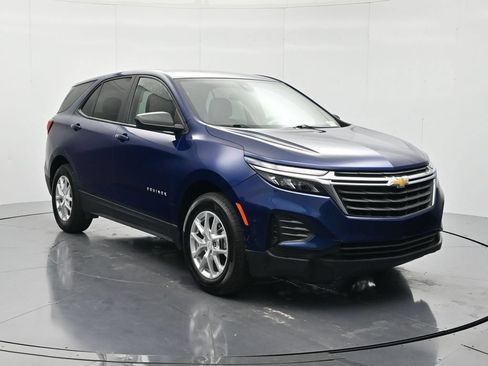 Used 2023 Chevrolet Equinox LS w/ LS Convenience Package FWD image 3