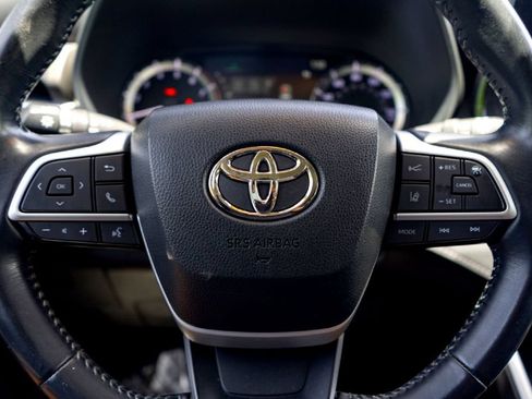Used 2023 Toyota Highlander LE FWD image 13