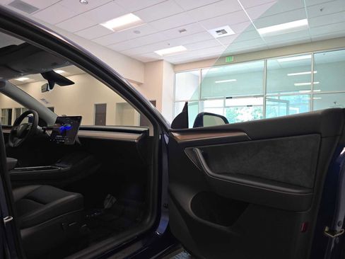 Used 2023 Tesla Model Y Long Range AWD/4WD image 33