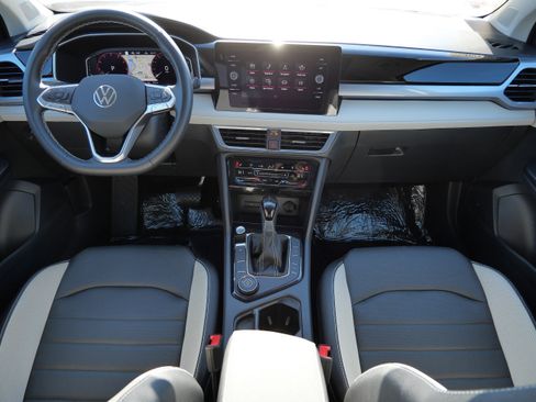 Certified 2025 Volkswagen Taos SEL image 10