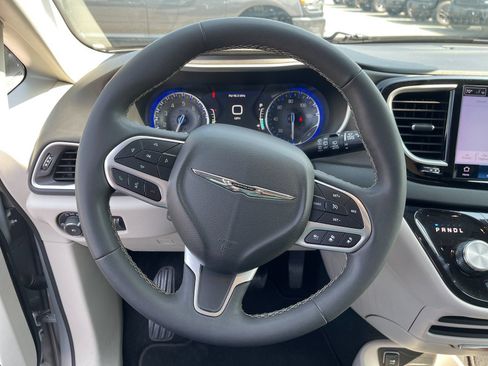 Used 2024 Chrysler Pacifica Touring-L FWD image 26