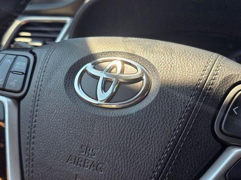 Used 2019 Toyota Highlander XLE AWD/4WD image 27