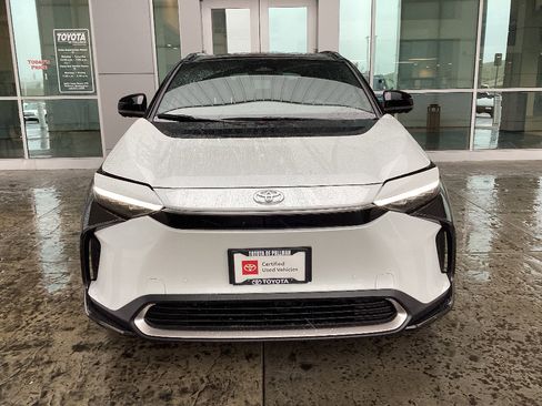 Used 2023 Toyota bZ4X Limited image 3