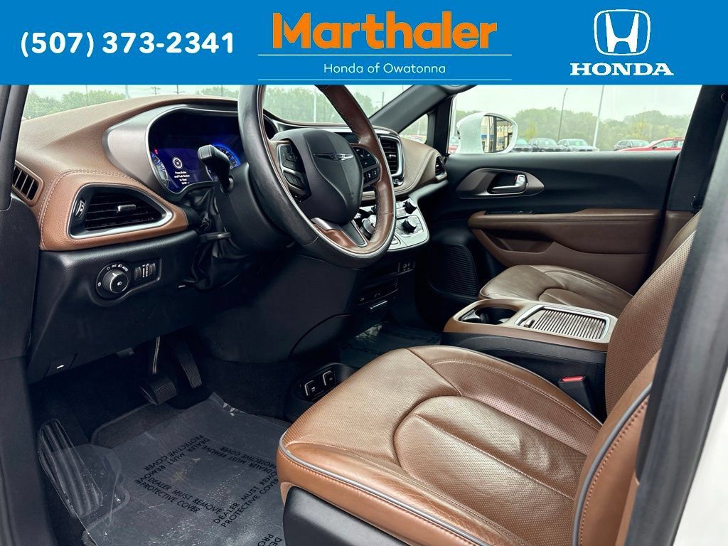 Used 2020 Chrysler Pacifica Limited w/ Tire & Wheel Group FWD image 11