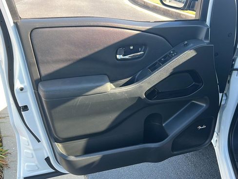 Used 2022 Nissan Frontier SV w/ Technology Package RWD image 16