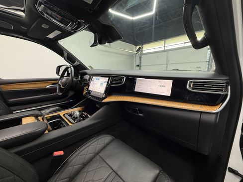 Used 2022 Jeep Grand Wagoneer Series III image 27