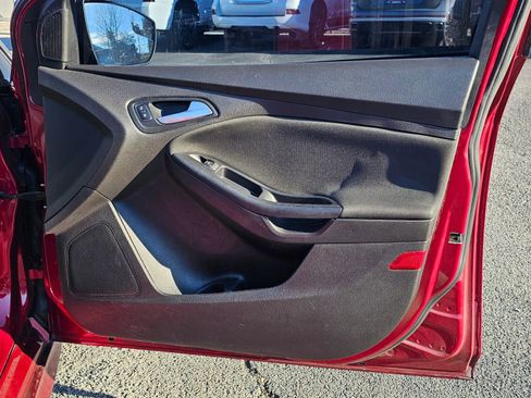 Used 2016 Ford Focus SE w/ SE Sport Package image 15