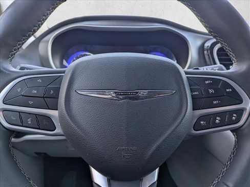 Used 2023 Chrysler Pacifica Touring-L FWD image 14