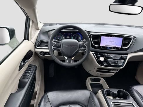 Used 2023 Chrysler Pacifica Touring-L FWD image 29