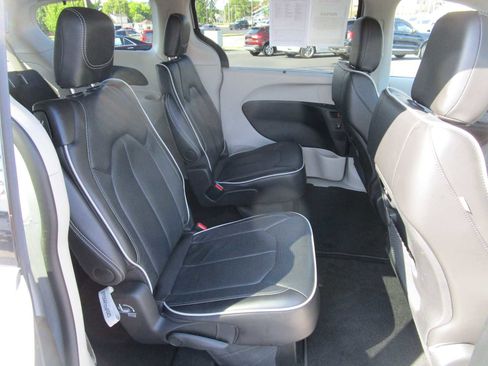 Certified 2024 Chrysler Pacifica Limited image 15