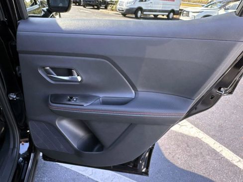 Used 2025 Nissan Kicks SR image 16