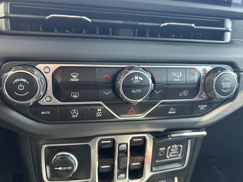 Used 2025 Jeep Wrangler Unlimited Rubicon AWD/4WD image 28