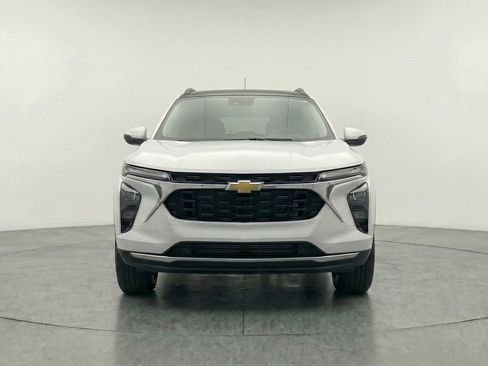 Used 2025 Chevrolet Trax LT w/ LT Convenience Package FWD image 2