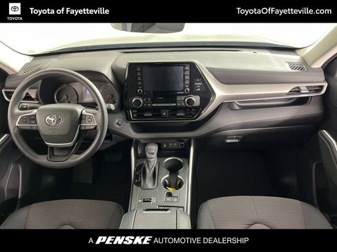 Certified 2022 Toyota Highlander L image 18