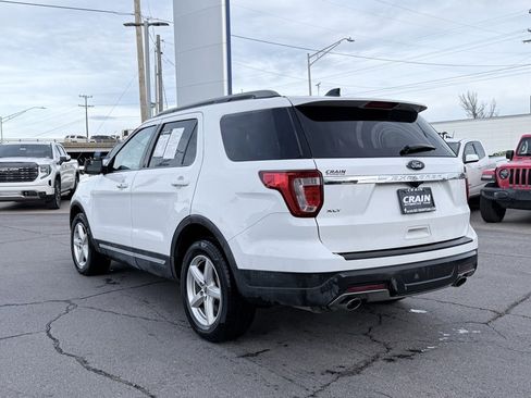 Used 2018 Ford Explorer XLT image 5