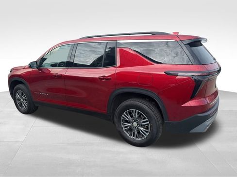 Used 2025 Chevrolet Traverse LT image 3