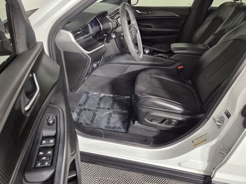 Certified 2023 Jeep Grand Cherokee Altitude image 10