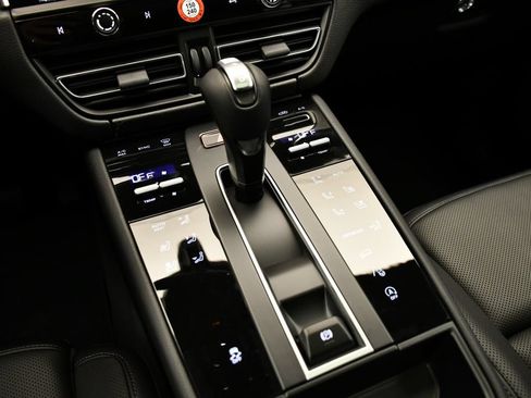 Certified 2026 Porsche Macan AWD/4WD image 33
