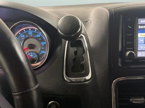 Used 2016 Chrysler Town & Country Limited FWD image 12