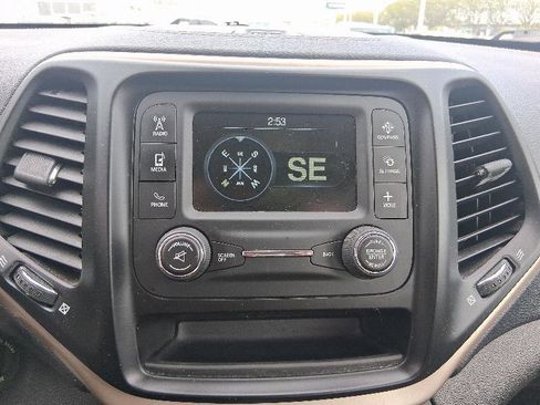 Used 2014 Jeep Cherokee Sport image 32