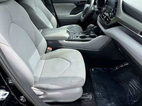 Used 2021 Toyota Highlander L FWD image 11