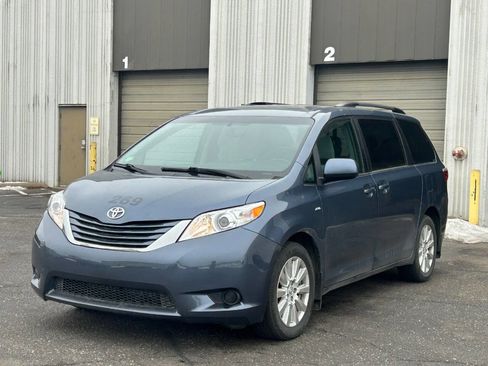 Used 2017 Toyota Sienna LE image 1