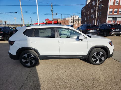 New 2026 Volkswagen Taos SE image 6