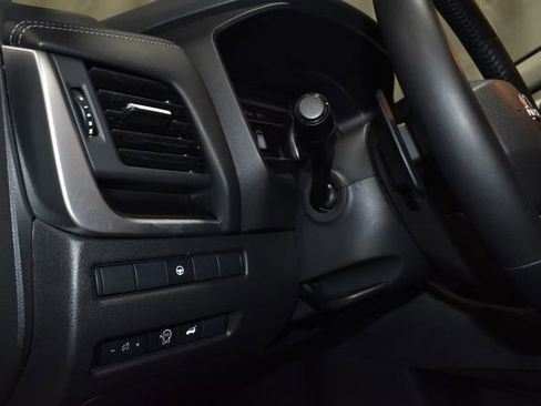 Used 2025 Nissan Rogue SV image 27