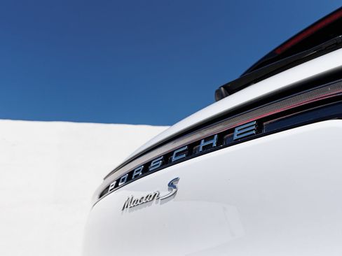 Certified 2022 Porsche Macan S AWD/4WD image 12