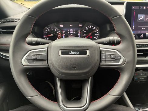 Used 2025 Jeep Compass Trailhawk AWD/4WD image 23
