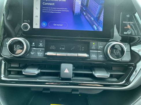 Used 2024 Toyota Highlander XLE AWD/4WD image 19