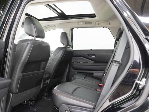 Used 2023 Nissan Pathfinder SL AWD/4WD image 19
