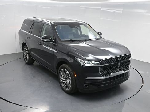 Used 2025 Lincoln Navigator Reserve AWD/4WD image 59