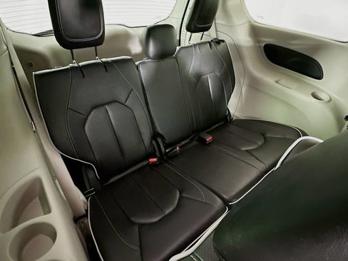 Used 2022 Chrysler Pacifica Limited FWD image 36