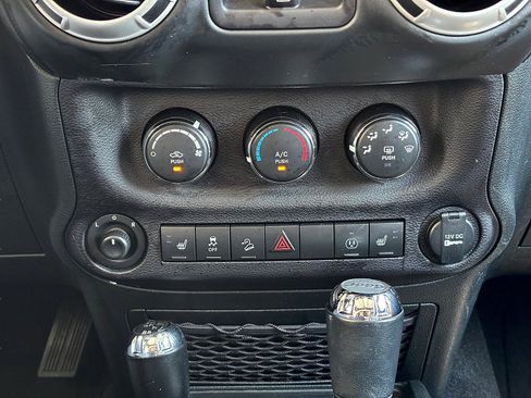 Used 2018 Jeep Wrangler Unlimited Sahara w/ Connectivity Group AWD/4WD image 19